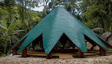 分享||  AYURU 竹子制作的覆盖蓝色和绿色瓷砖的森林竹亭 生态竹建筑